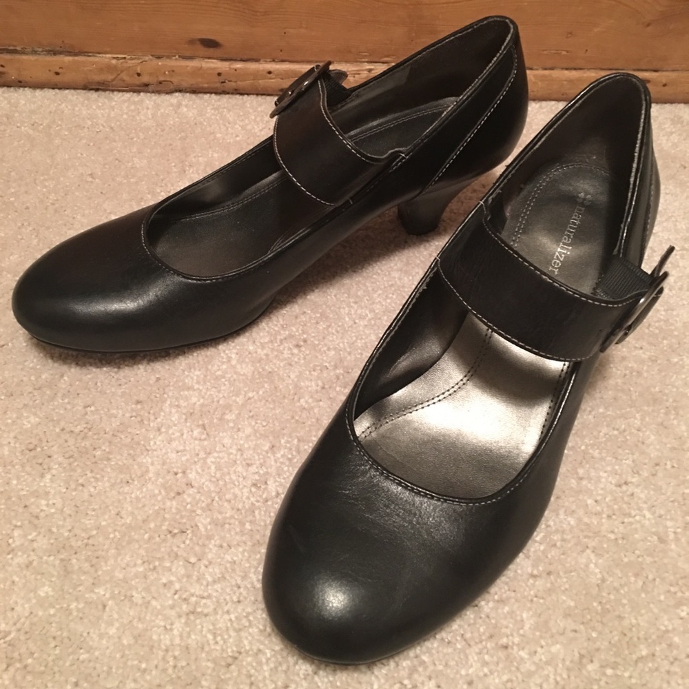 Black leather Naturalizer Pumps Size 9